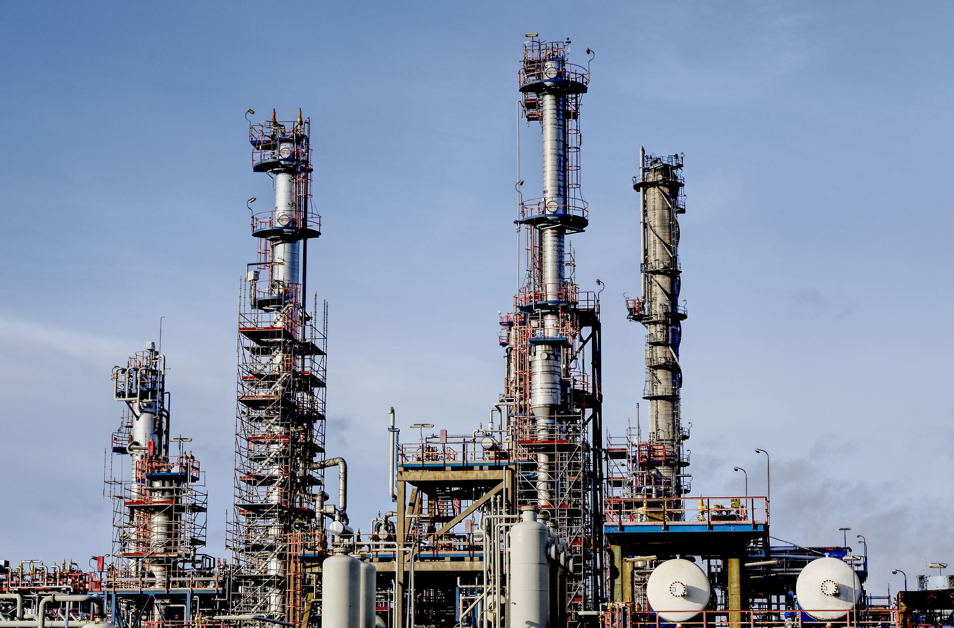 Oil & gas refinery scaffolding access